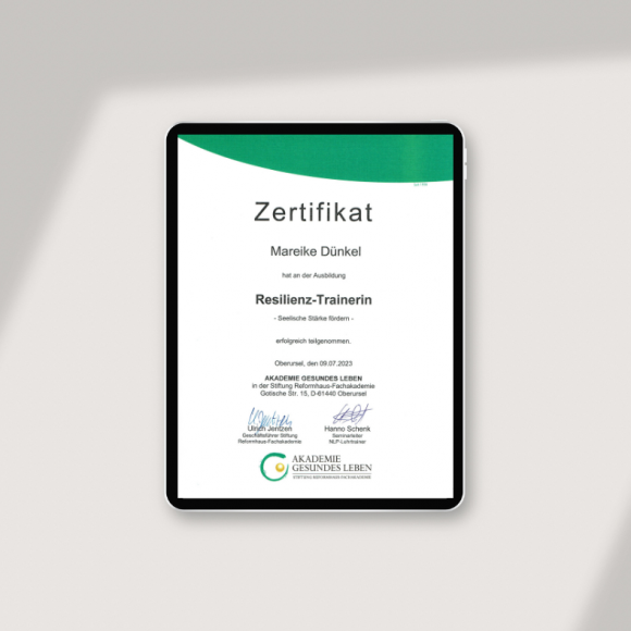 Freier Texter Mara Dünkel von textmagie in Bayreuth hat ein Zertifikat als Resilienztrainerin.